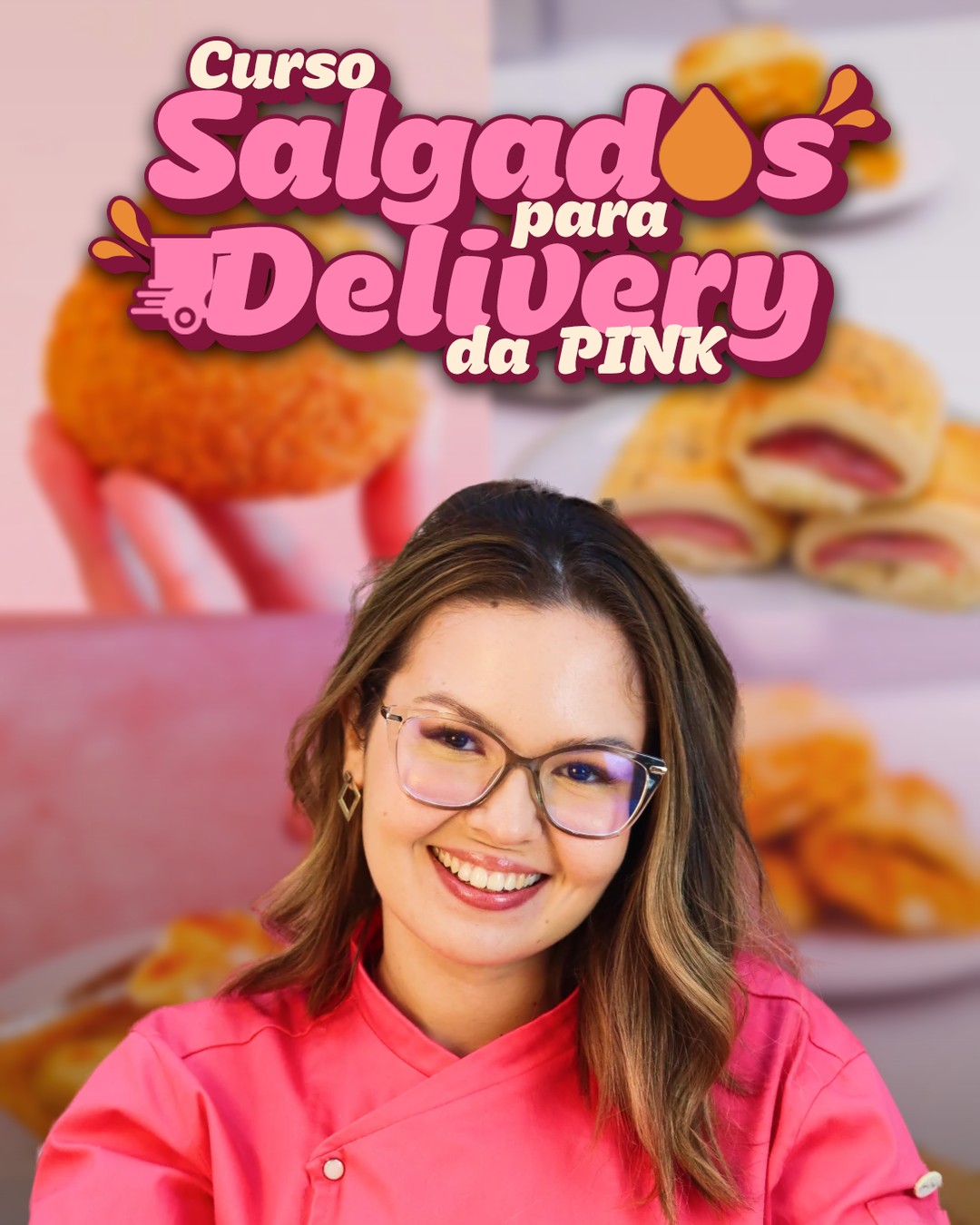 Laíse, a Pink, apresentando o curso Salgados para Delivery da Pink, com coxinhas, joelhos e escondidinho ao fundo
