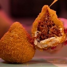 Coxinha de charque cortada