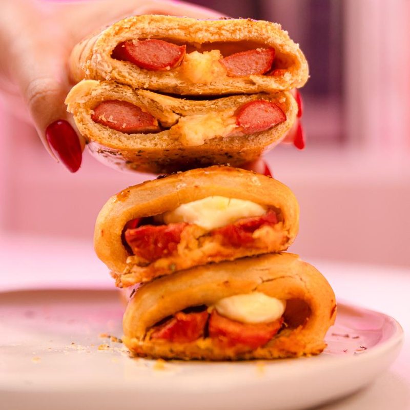 Hot dog de forno cortado